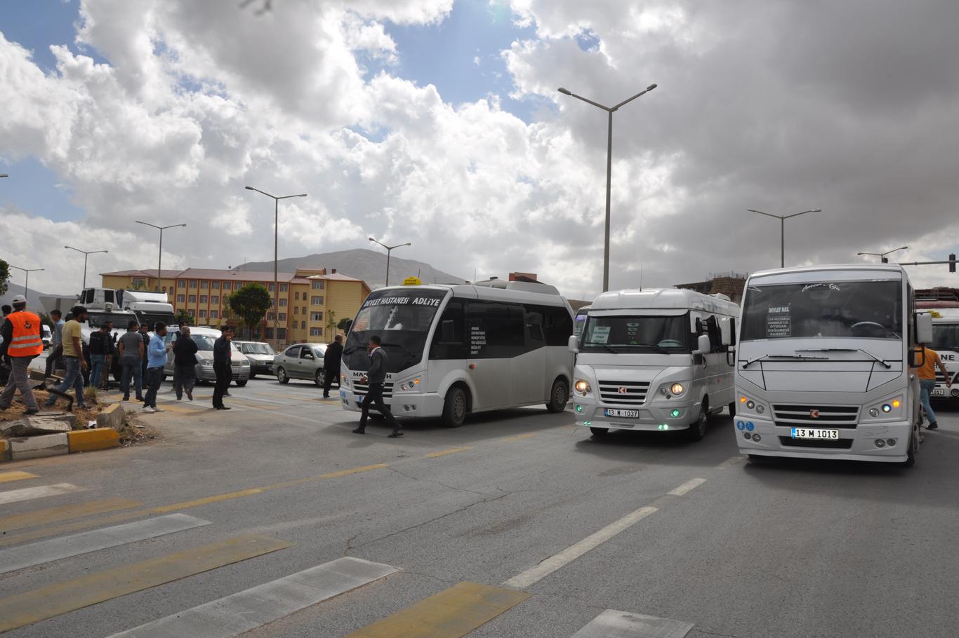 Tatvan’da minibüsçüler yol kapatma eylemi yaptı
